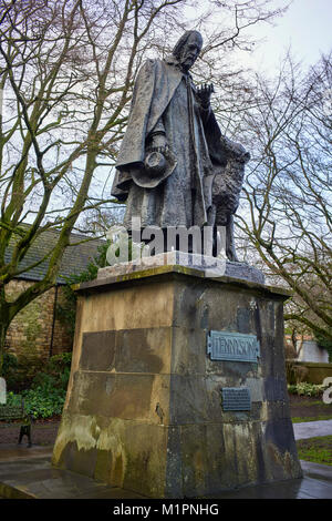 Statue von George Frederick Watts von Alfred Lord Tennyson auf dem Gelände der Kathedrale von Lincoln Stockfoto