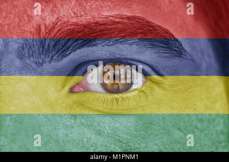 Menschliches Antlitz und ein menschliches Auge gemalt mit Flagge von Mauritius Stockfoto