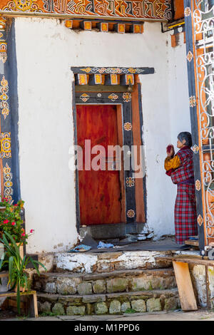 Bumthang, Bhutan. Betende Frau im Jambey Lhakhang Tempel und Kloster. Stockfoto