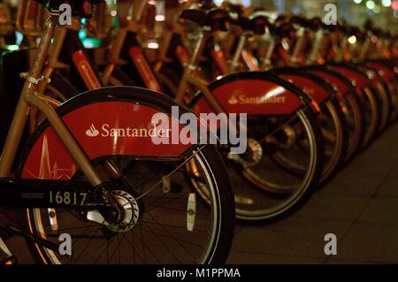 Die Hinterräder von Santander City Bikes aufgereiht in einem Regal in London Stockfoto