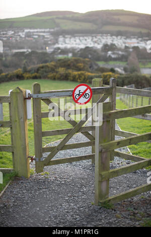 Kein Radfahren auf einem Zaun Tor in einem Feld in Aberystwyth, Wales, in der Nähe der Nationalbibliothek Stockfoto