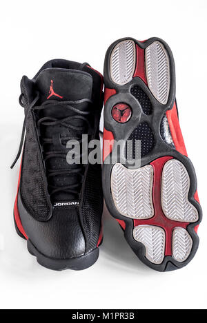 Belgrad, SERBIEN - 31 Januar, 2018: seltene NIke Air Jordan 13 Retro, auf den weißen Hintergrund isolieren Stockfoto