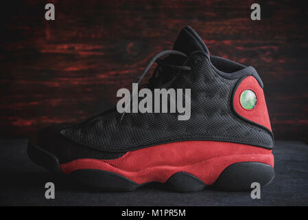 Belgrad, SERBIEN - 31 Januar, 2018: Selten schwarz und rot Nike Air Jordan 13 Retro auf hölzernen Hintergrund Stockfoto