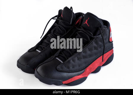 Belgrad, SERBIEN - 31 Januar, 2018: seltene NIke Air Jordan 13 Retro, auf den weißen Hintergrund isolieren Stockfoto