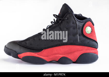 Belgrad, SERBIEN - 31 Januar, 2018: seltene NIke Air Jordan 13 Retro, auf den weißen Hintergrund isolieren Stockfoto