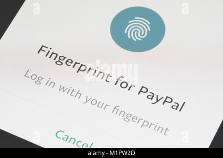 Mit Fingerabdruck in den PayPal App auf einem Smartphone anmelden Stockfoto