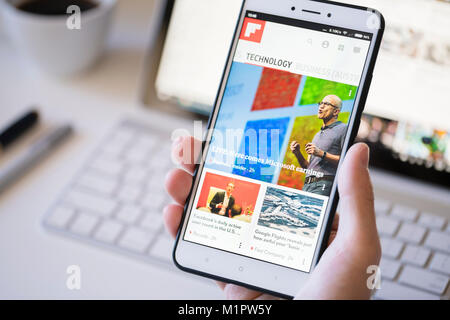 Mit Hilfe der Flipboard App auf einem Smartphone Stockfoto