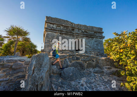 Kid klettern auf der Oberseite der antiken Ruinen Stockfoto