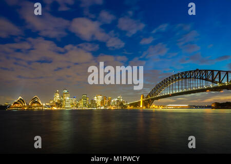 Sydney Opera House und CBD bei Nacht Stockfoto