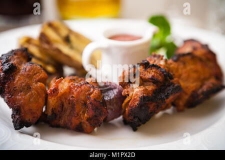 Schwein Schaschlik mit gegrillten Kartoffeln Stockfoto