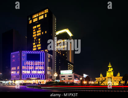 Nagaworld Casino im Zentrum von Phnom Penh City street Kambodscha bei Nacht Stockfoto