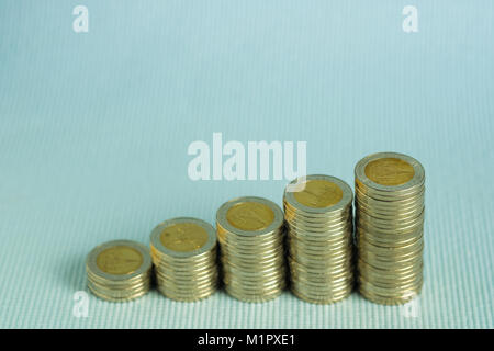 Die Spalten von Münzen, schritt der Münze Stacks mit Kopie Platz für geschäftliche und finanzielle Konzept Idee. Stockfoto