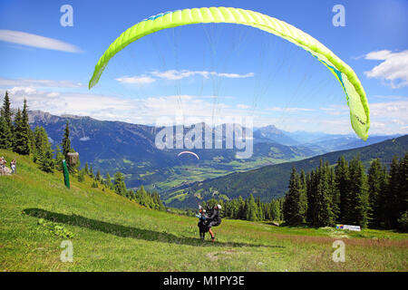 Gleitschirmflieger ein Tandemsprung, Planai, Schladming, Steiermark, Österreich, Europa, Gleitschirmflieger starten zu einemTandemsprung, Steiermark, Österrei Stockfoto