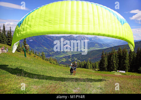 Gleitschirmflieger ein Tandemsprung, Planai, Schladming, Steiermark, Österreich, Europa, Gleitschirmflieger starten zu einemTandemsprung, Steiermark, Österrei Stockfoto