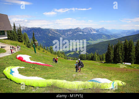 Gleitschirmflieger ein Tandemsprung, Planai, Schladming, Steiermark, Österreich, Europa, Gleitschirmflieger starten zu einemTandemsprung, Steiermark, Österrei Stockfoto