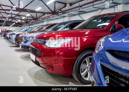 Nowosibirsk, Russland - 12. Februar 2017: im Autohaus sind Reihen von Stadt Frequenzweichen für Verkauf: Mitsubishi, Honda, Mazda, Toyota und andere Stockfoto