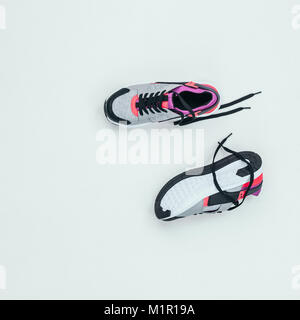 Blick von oben auf die Paar Turnschuhe für Fitness isoliert auf Grau Stockfoto