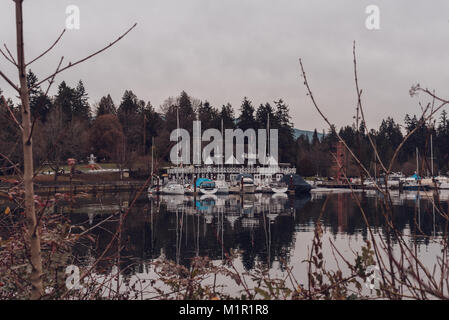 Vancouver, British Columbia/Kanada - 24. Dezember 2017: Blick auf den Stanley Park vom Hafen. Stockfoto