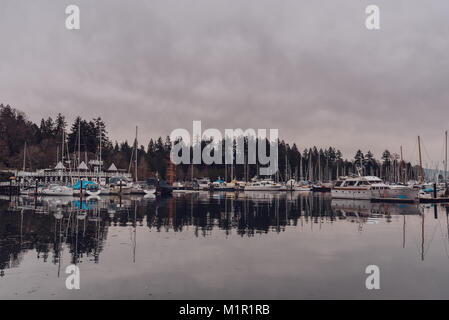 Vancouver, British Columbia/Kanada - 24. Dezember 2017: Blick auf den Stanley Park vom Hafen. Stockfoto