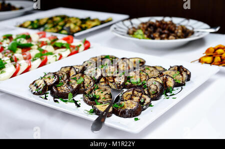 Party Buffet oder Bankett Szene mit italienischen Antipasti. Gegrillte Aubergine, Tomate und Mozzarella und verschiedene Antipasti, Catering Hintergrund. Stockfoto