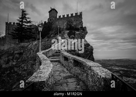 Pass von Hexen in der Republik San Marino - schwarze und weiße Landschaft (Passo delle streghe, Monte Titano) Repubblica di San Marino Stockfoto