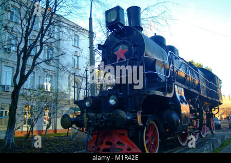 Alte Dampflok steht auf einem Sockel in Moskau Stockfoto