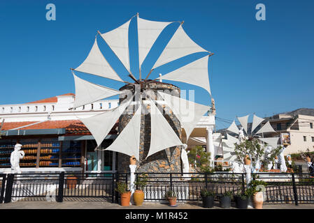 Souvenirläden mit Mühle und Keramik, psychro, Lassithi Hochebene, Kreta, Griechenland Windmühle, Lassithi Hochebene, mit windmuehle Souvenir-Laden und Kera Stockfoto