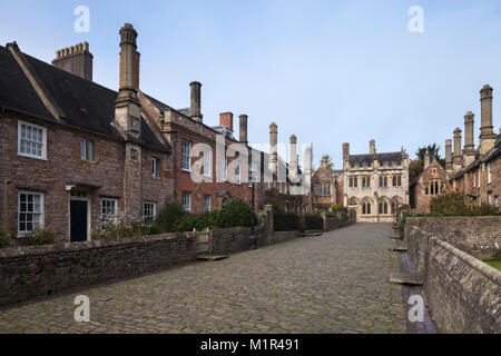 Die mittelalterliche Straße Vikar in der Nähe mit Kopfsteinpflaster und Cottages in Richtung des winzigen Vikar Kapelle auf einem November Morgen, Wells, Somerset, England suchen Stockfoto