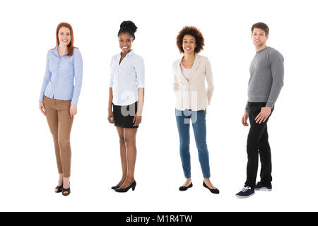 Portrait von männlichen und weiblichen Studenten, die auf weißem Hintergrund Stockfoto
