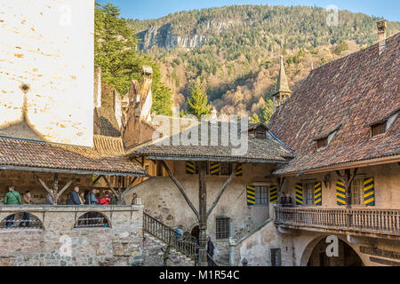 Schloss d'Enna (Schloss Enn in deutscher Sprache): Panoramablick auf das beeindruckende Schloss auf einem Hügel über der Montagna in Südtirol, Bolzano, Italien Stockfoto