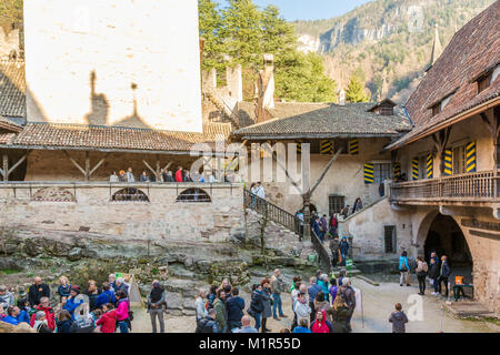 Schloss d'Enna (Schloss Enn in deutscher Sprache): Panoramablick auf das beeindruckende Schloss auf einem Hügel über der Montagna in Südtirol, Bolzano, Italien Stockfoto