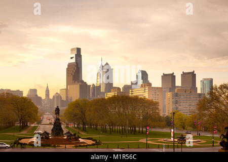 Philadelphia, Pennsylvania, USA - Skyline der Innenstadt mit Rathaus an einem regnerischen Tag. Stockfoto