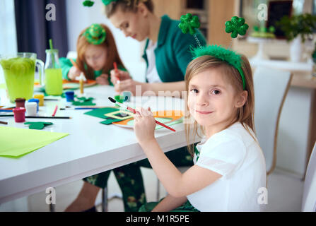 Portrait von Mädchen Malerei Dekoration bei Saint Patrick's Day Stockfoto