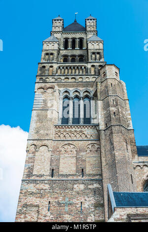 Glockenturm der Kathedrale (Sint Salvatorskathedraal Saint-Salvator) im historischen Zentrum der mittelalterlichen Stadt Brügge, Belgien Stockfoto