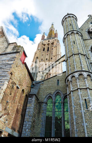 Fassade der Kathedrale (Sint Salvatorskathedraal Saint-Salvator) im historischen Zentrum der mittelalterlichen Stadt Brügge, Belgien Stockfoto