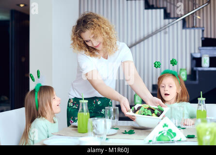 Mutter und ihre Kinder in der Küche Stockfoto