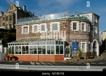 Koch und Gastwirt Rick Stein in Padstow Cornwall Hafen und außerhalb seiner Seafood Restaurant. Stockfoto