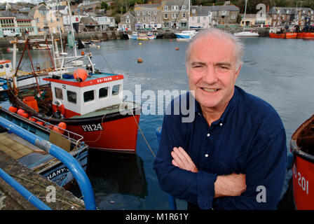 Koch und Gastwirt Rick Stein in Padstow Cornwall Hafen und außerhalb seiner Seafood Restaurant. Stockfoto