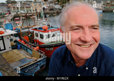 Koch und Gastwirt Rick Stein in Padstow Cornwall Hafen und außerhalb seiner Seafood Restaurant. Stockfoto