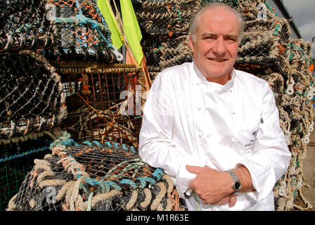 Koch und Gastwirt Rick Stein in Padstow Cornwall Hafen und außerhalb seiner Seafood Restaurant. Stockfoto