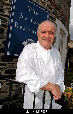 Koch und Gastwirt Rick Stein in Padstow Cornwall Hafen und außerhalb seiner Seafood Restaurant. Stockfoto