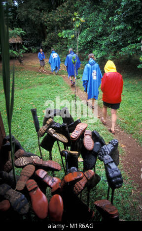 Costa Rica. Tortuguero. Nationalpark Tortuguero. Touristen (mit regenmantel) Besuchen 'Cano Palma' Research Center im Regen. Stockfoto
