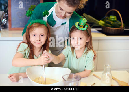 Porträt der Familie mischen Teig Stockfoto