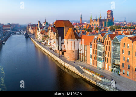 Der Danziger Altstadt Stadt in Polen mit dem ältesten mittelalterlichen Hafenkran (zuraw) in Europa, St. Maria Kirche, Rathaus turm, Mottlau und Brücken. Antenne vi. Stockfoto