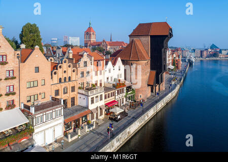 Der Danziger Altstadt Stadt in Polen mit dem ältesten mittelalterlichen Hafenkran (zuraw) in Europa, St. Johannes Kirche und Fluss Mottlau mit uferstraße und die Promenade. Aeria Stockfoto