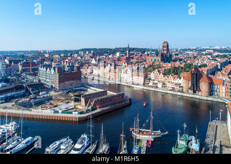 Danzig, Polen. Alte Stadt mit die älteste mittelalterliche Hafenkran (zuraw) in Europa, St. Maria Kirche, Rathaus turm, Mottlau, der Zweite Weltkrieg Ruinen. Stockfoto