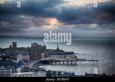 Abends die Sonne bricht durch die Wolken in Aberystwyth Stockfoto