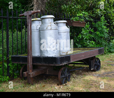 Milchkannen, Dunster, West Somerset Railway, Exmoor Stockfoto