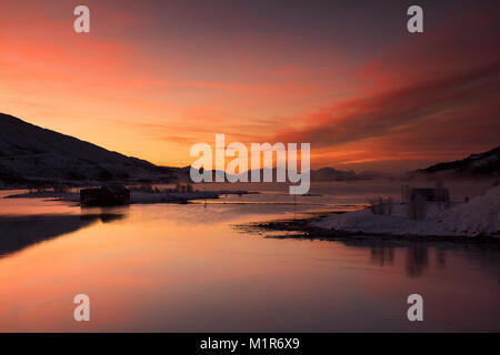 Winter Sonnenaufgang an der E 10 in der Nähe von Lodingen in Nordland, Norwegen Stockfoto