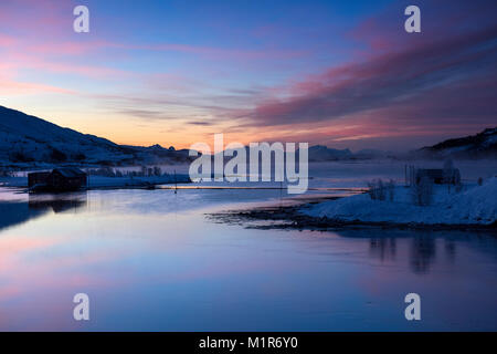 Winter Sonnenaufgang an der E 10 in der Nähe von Lodingen in Nordland, Norwegen Stockfoto